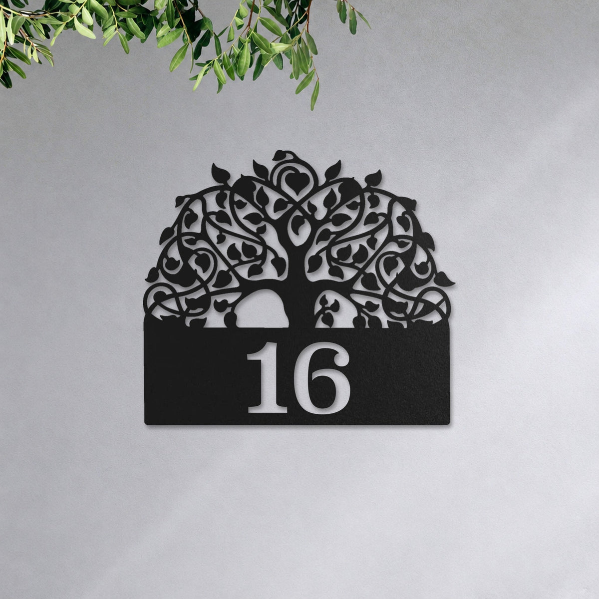 Plăcuță cu număr de casă din inox, personalizată – Arborele vieții cu număr „16” pe peretele casei, inox negru RAL 9005 · MOHAVE