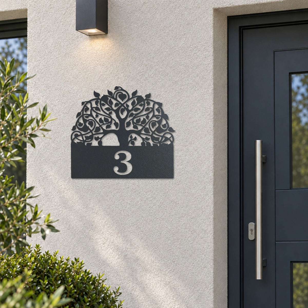 Plăcuță cu număr de casă din inox, personalizată – Arborele vieții cu număr „3” lângă ușa de la intrare, inox antracit RAL 7016 · MOHAVE