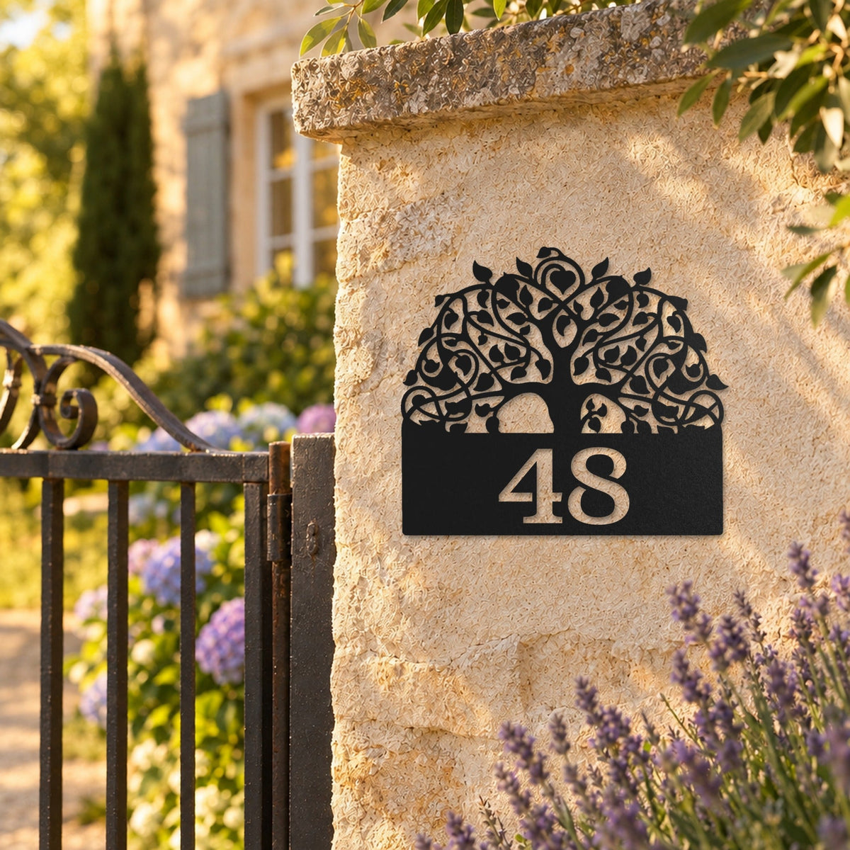 Plăcuță cu număr de casă din inox, personalizată – Arborele vieții cu număr „48” pe stâlpul gardului, inox negru RAL 9005 · MOHAVE