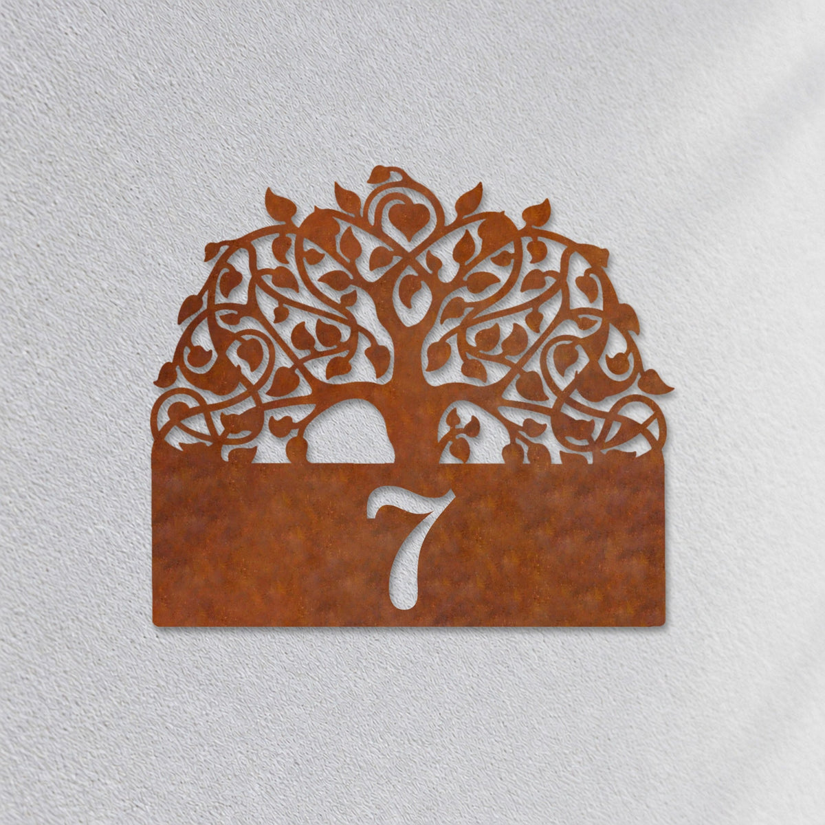 Plăcuță cu număr de casă din inox, personalizată – Arborele vieții cu număr „7” prim-plan pe fațadă, oțel Corten · MOHAVE