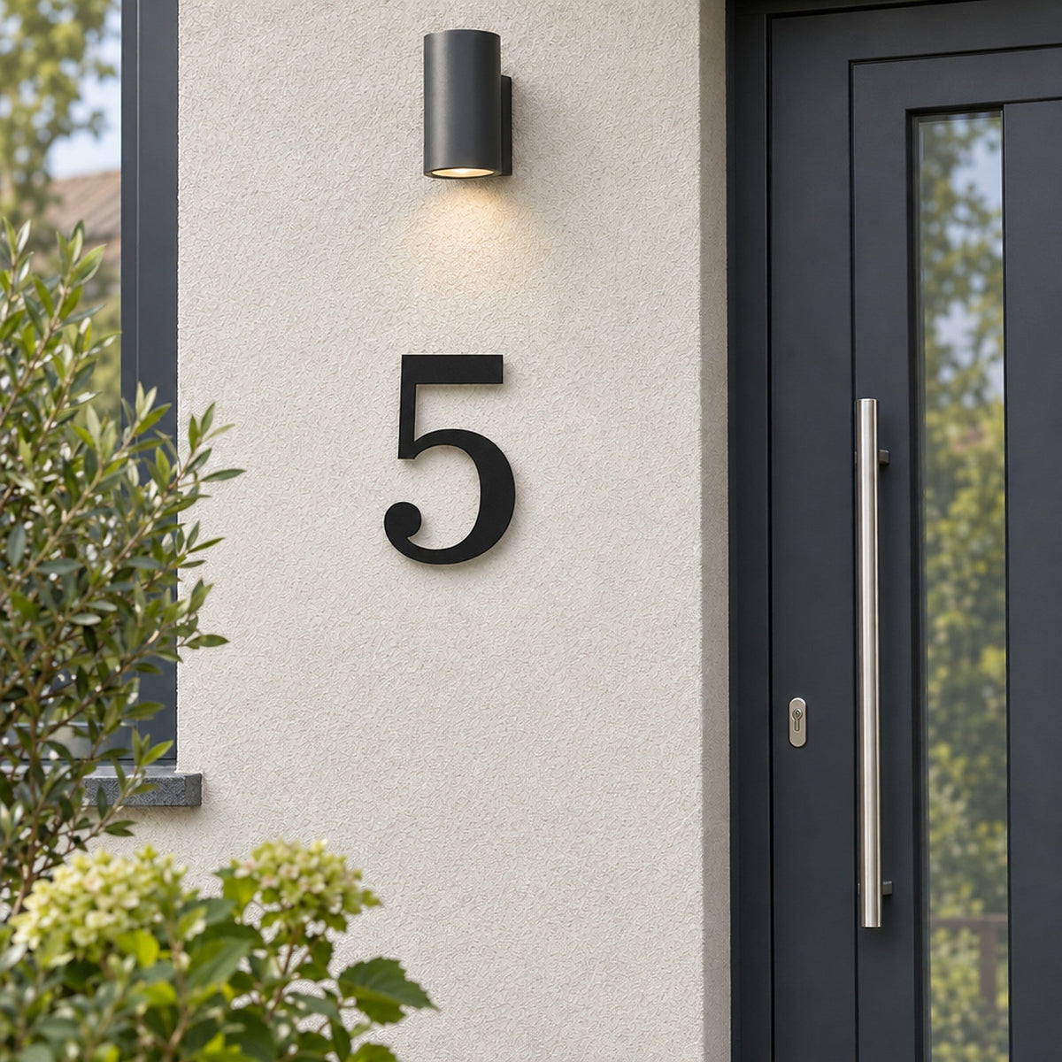 Număr de casă din inox, personalizat – Număr de casă Elegant „5” negru lângă ușa de la intrare · MOHAVE