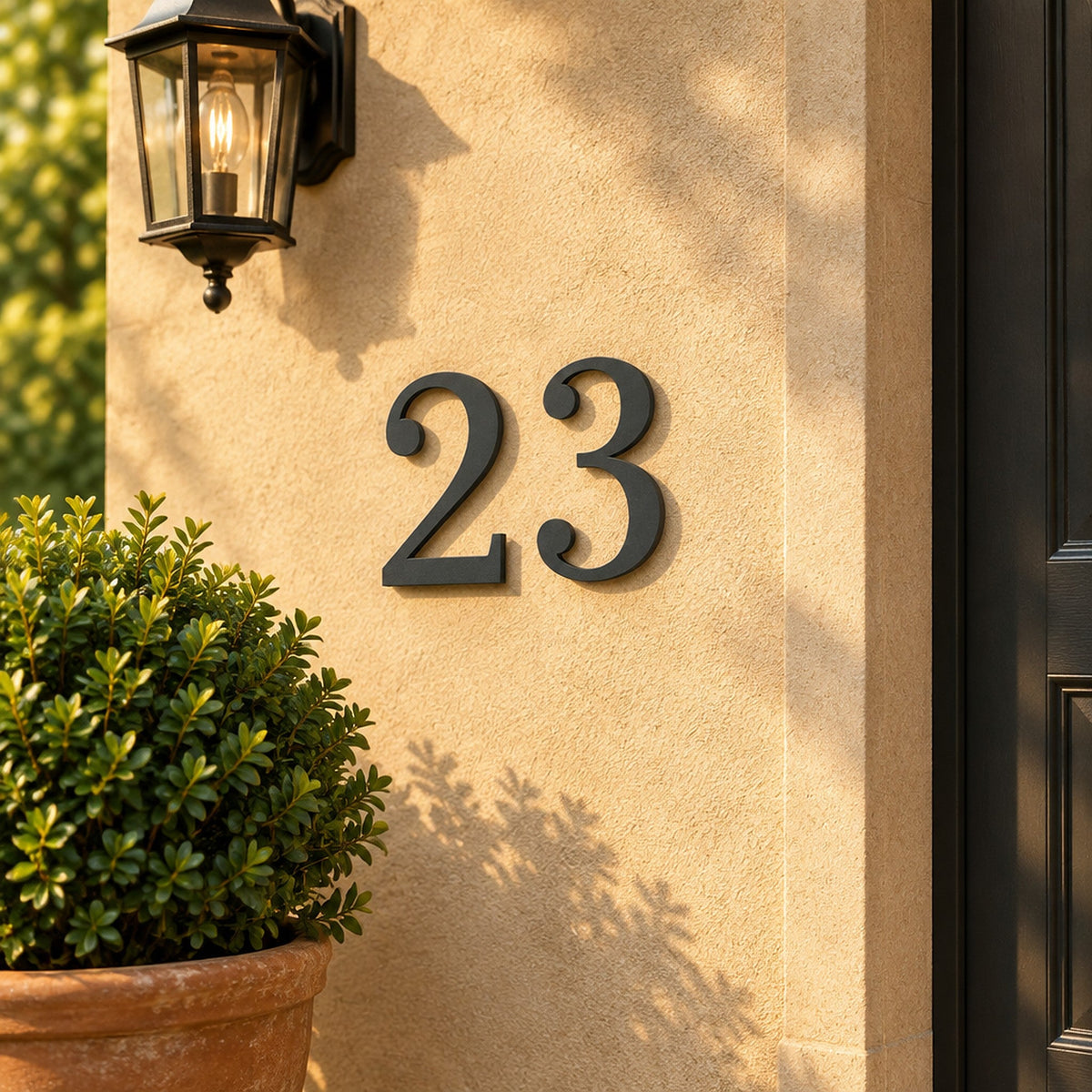 Număr de casă din inox, personalizat – Număr de casă Elegant „23” antracit pe peretele casei · MOHAVE