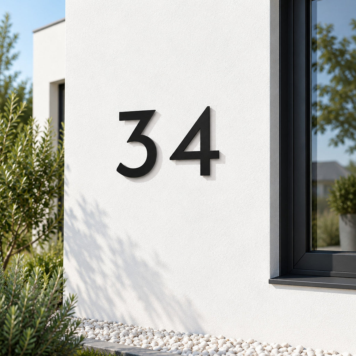 Număr de casă din inox, personalizat – Număr de casă Geometric „34” negru pe peretele casei · MOHAVE