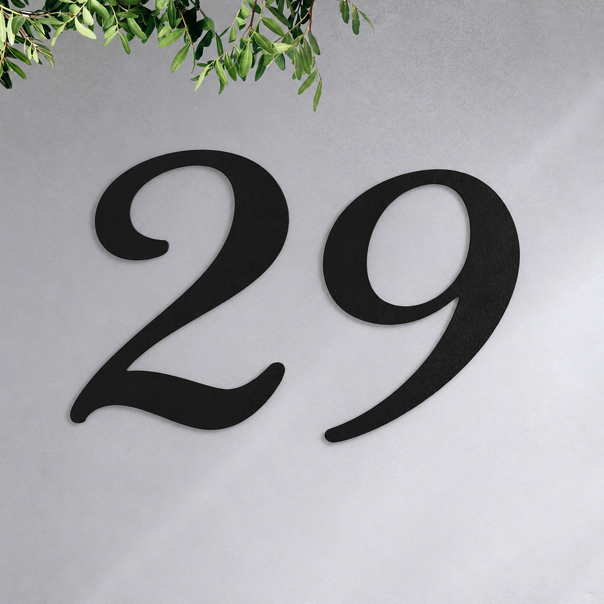 Număr de casă din inox, personalizat – Număr de casă Cursiv „29” negru pe peretele casei · MOHAVE