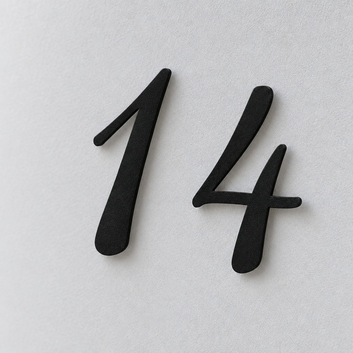 Număr de casă din inox, personalizat – Număr de casă Cursiv „14” negru, prim-plan · MOHAVE