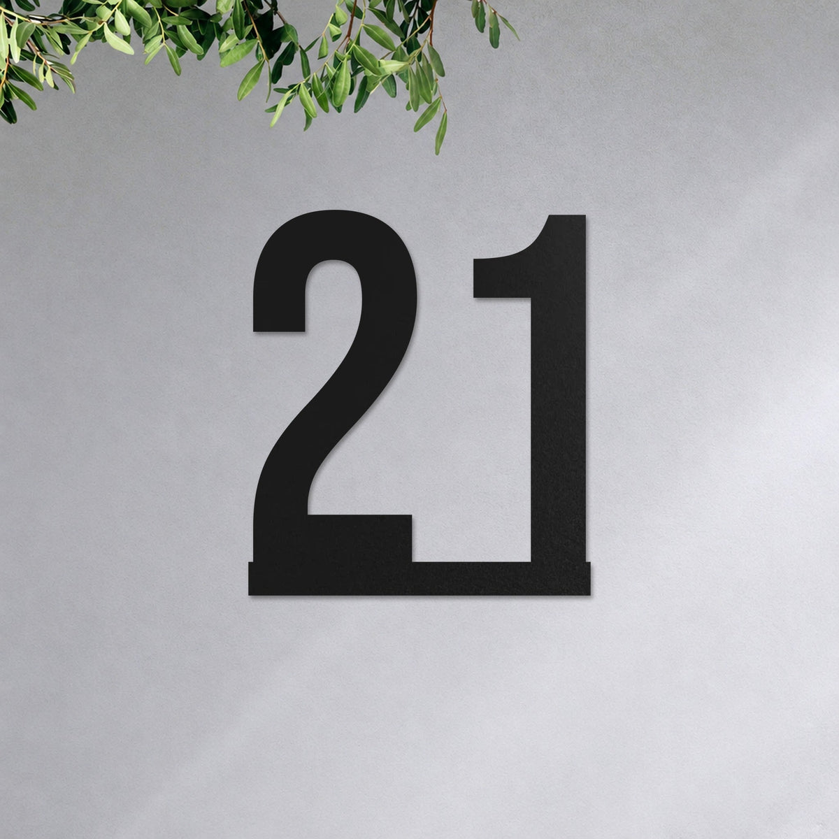 Plăcuță cu număr de casă din inox, personalizată – Număr de casă pe linie „21” pe peretele casei, inox negru RAL 9005 · MOHAVE