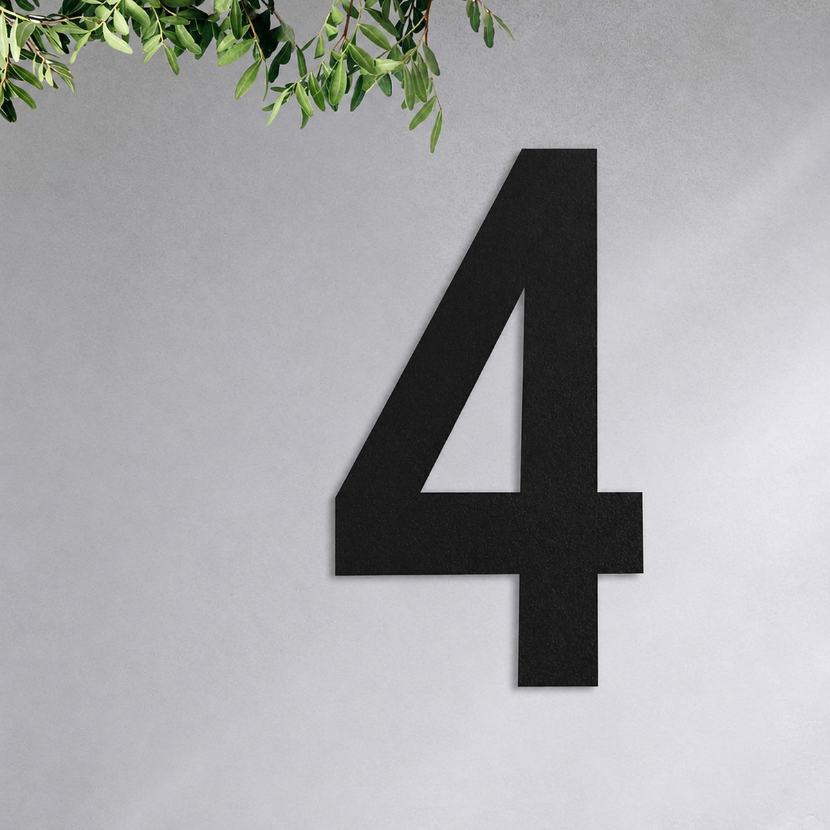 Număr de casă din inox, personalizat – Număr de casă Îndrăzneț „4” negru pe peretele casei · MOHAVE