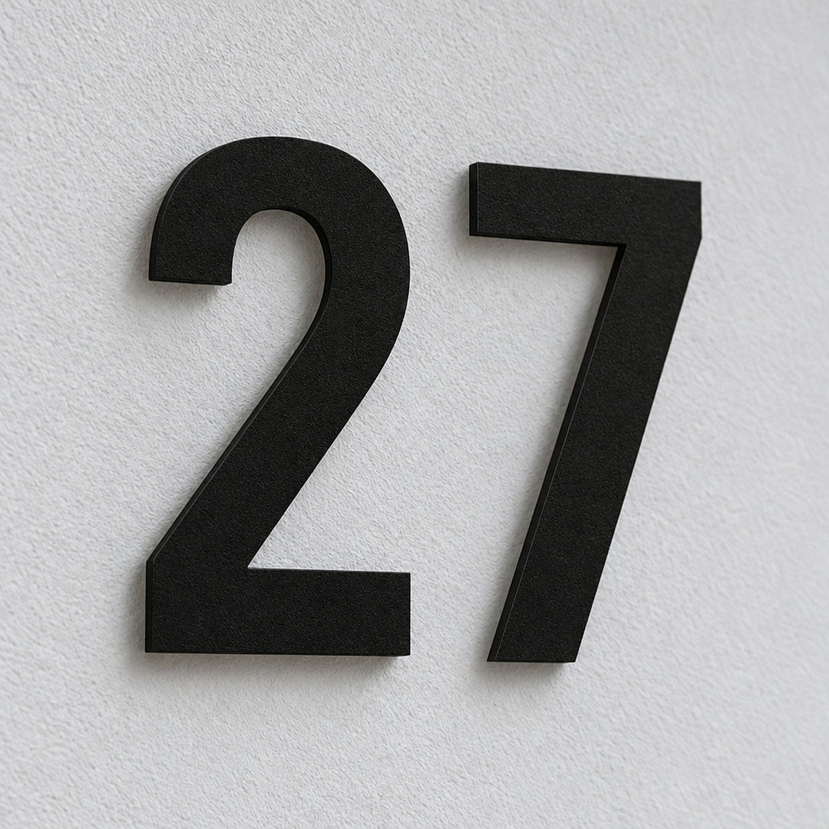 Număr de casă din inox, personalizat – Număr de casă Îndrăzneț „27” negru, prim-plan · MOHAVE