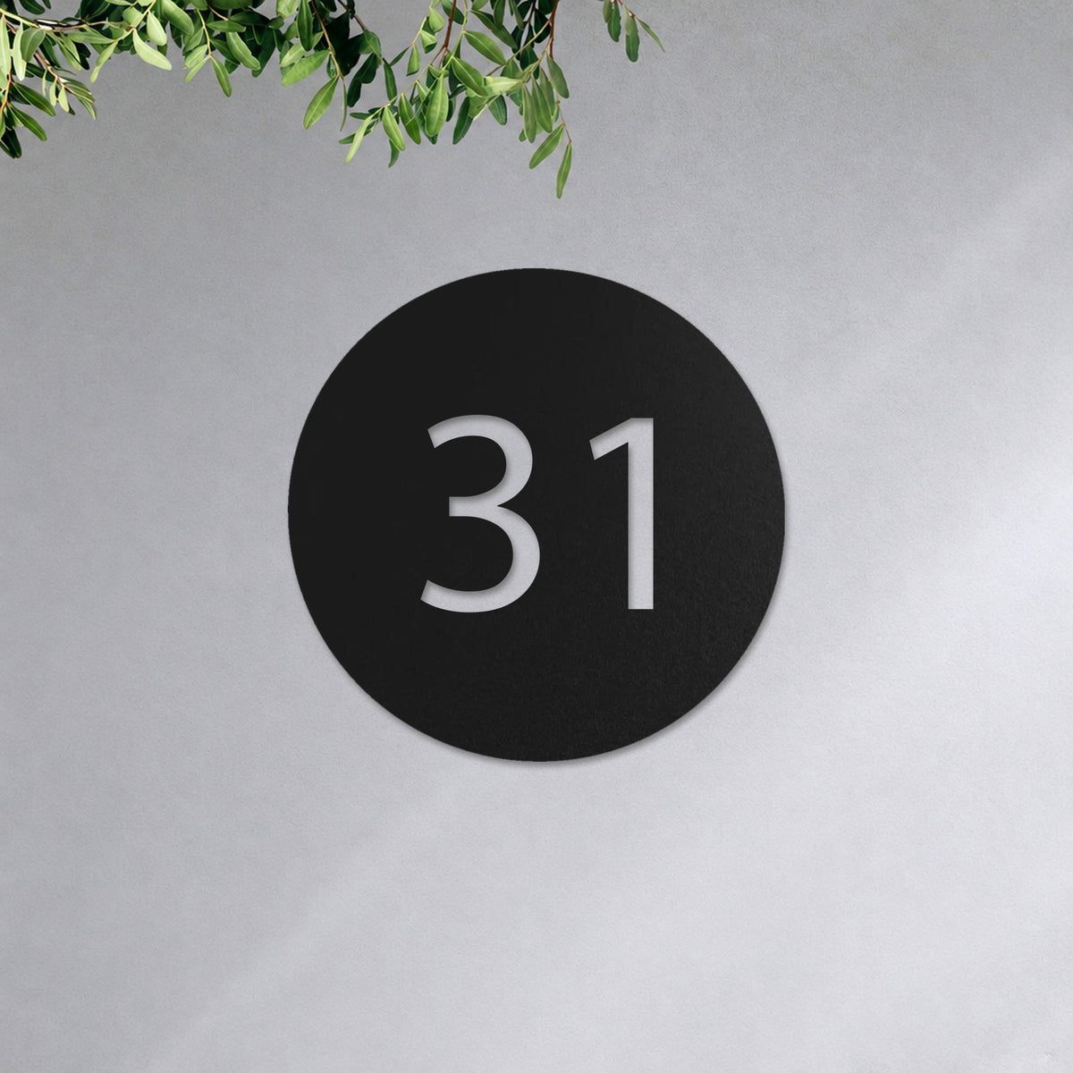 Plăcuță cu număr de casă din inox, personalizată – Număr de casă în cerc „31” pe peretele casei, inox negru RAL 9005 · MOHAVE