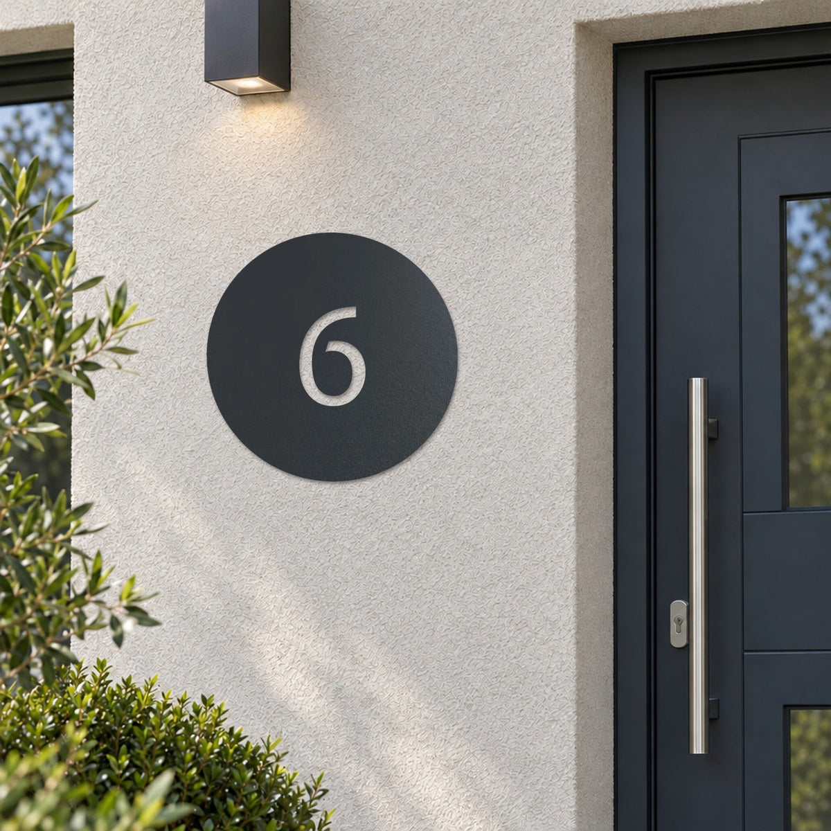 Plăcuță cu număr de casă din inox, personalizată – Număr de casă în cerc „6” lângă ușa de la intrare, inox antracit RAL 7016 · MOHAVE