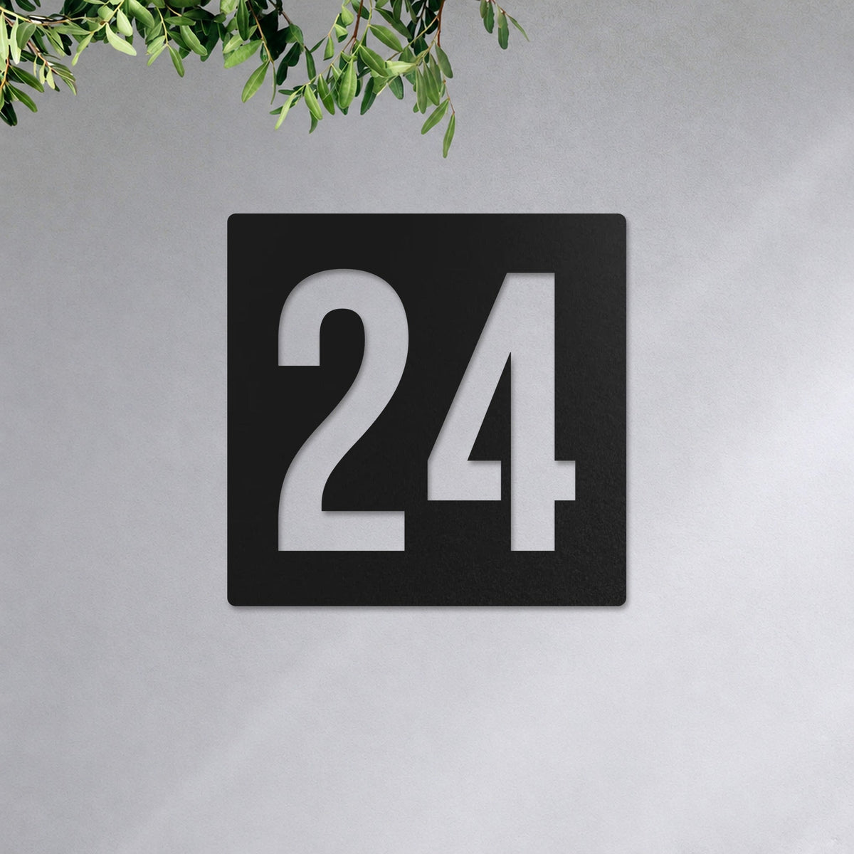 Plăcuță cu număr de casă personalizată din inox – Plăcuță cu număr de casă „24” pe peretele casei, inox vopsit negru RAL 9005 · MOHAVE