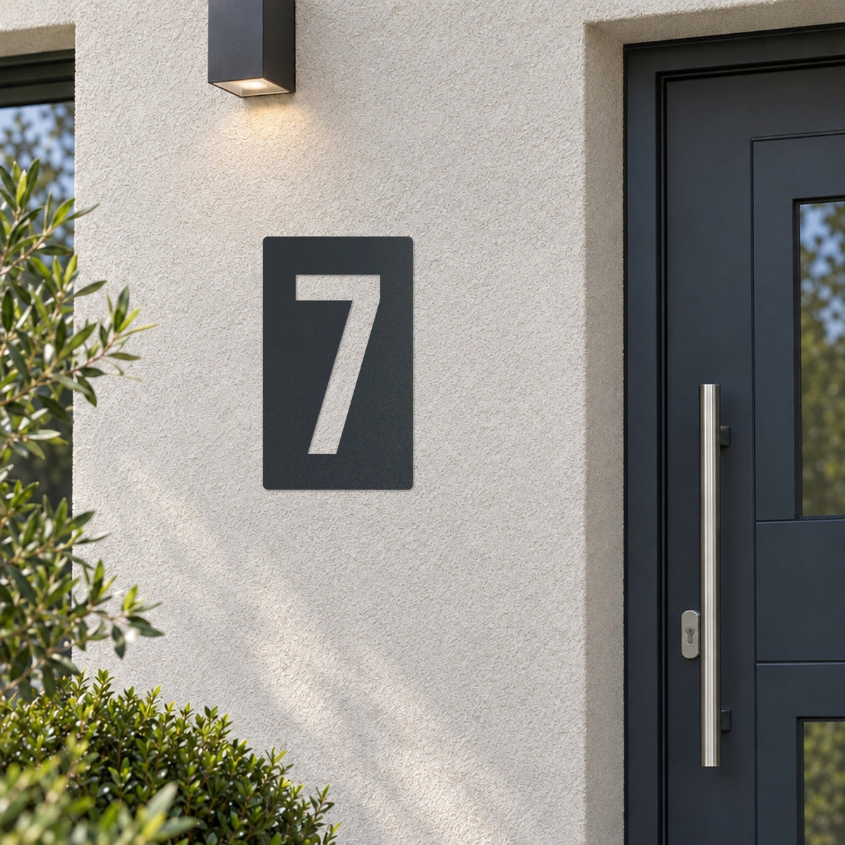 Plăcuță cu număr de casă personalizată din inox – Plăcuță cu număr de casă „7” lângă ușa de la intrare, inox vopsit antracit RAL 7016 · MOHAVE