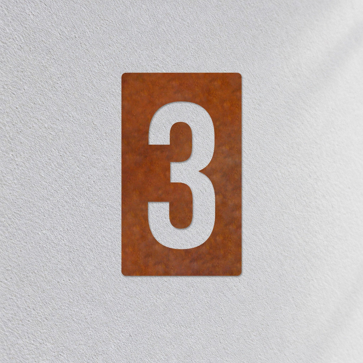 Plăcuță cu număr de casă personalizată din inox – Plăcuță cu număr de casă „3” prim-plan pe fațadă, oțel Corten · MOHAVE