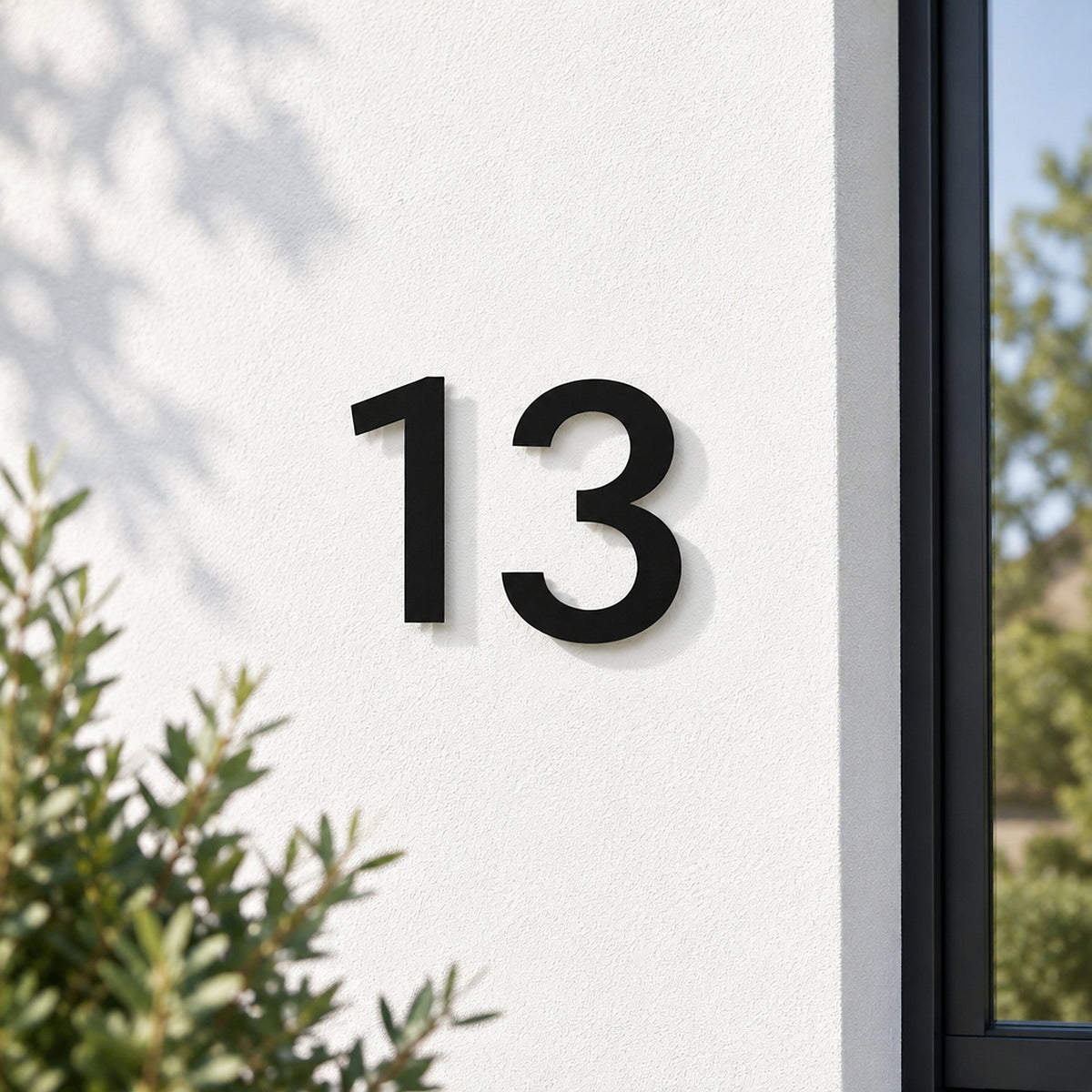 Număr de casă personalizat din inox – Număr de casă Clar „13” în negru, pe peretele casei · MOHAVE