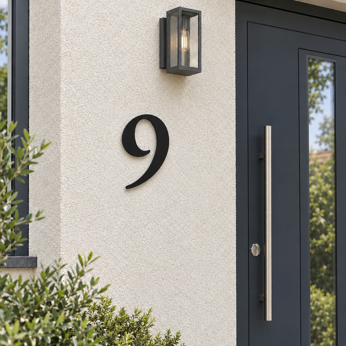 Număr de casă personalizat din inox – Număr de casă clasic „9” în negru, lângă ușa de la intrare · MOHAVE