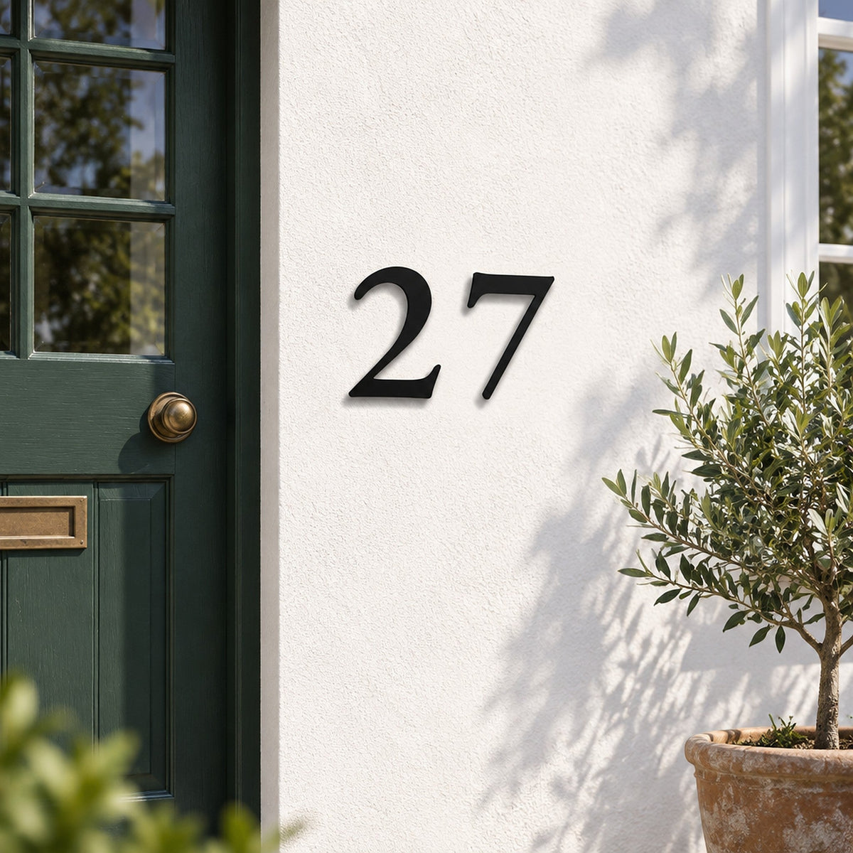 Număr de casă personalizat din inox – Număr de casă clasic „27” în negru, pe peretele casei · MOHAVE