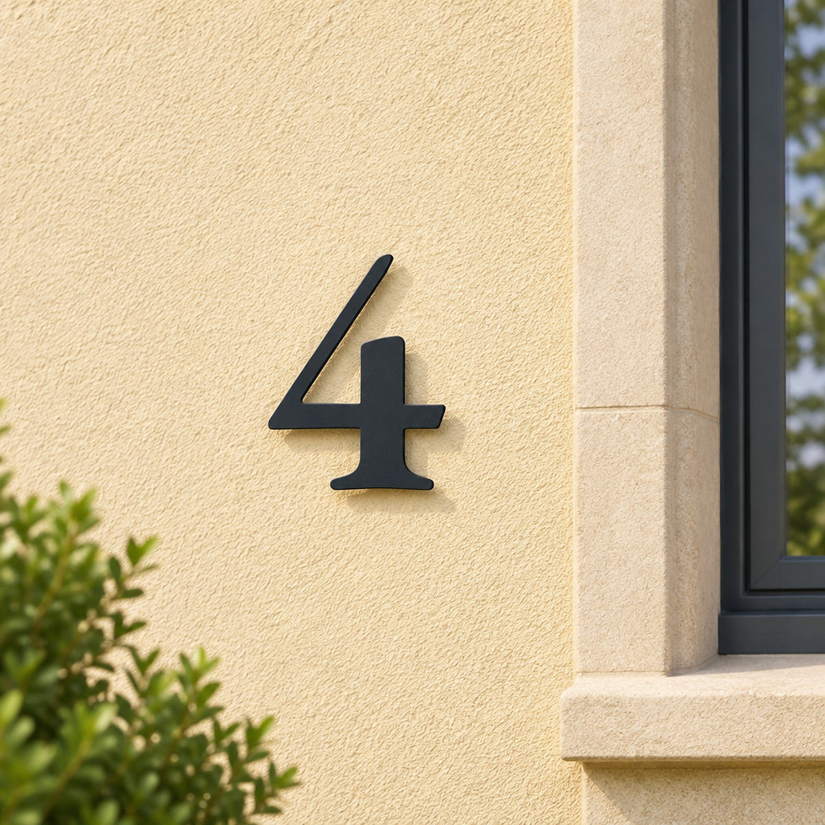 Număr de casă personalizat din inox – Număr de casă clasic „4” în antracit, pe peretele casei · MOHAVE