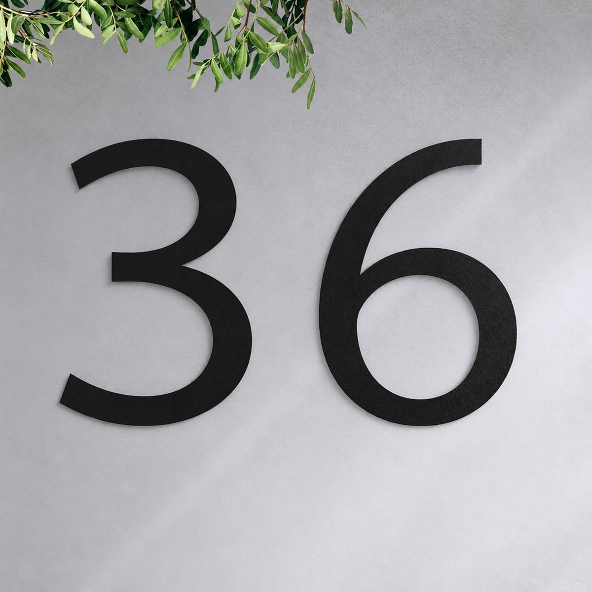 Număr de casă personalizat din inox – Număr de casă modern „36” în negru, pe peretele casei · MOHAVE