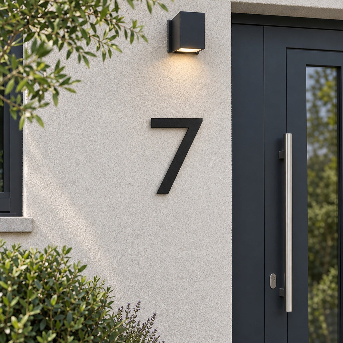 Număr de casă personalizat din inox – Număr de casă modern „7” în negru, lângă ușa de la intrare · MOHAVE