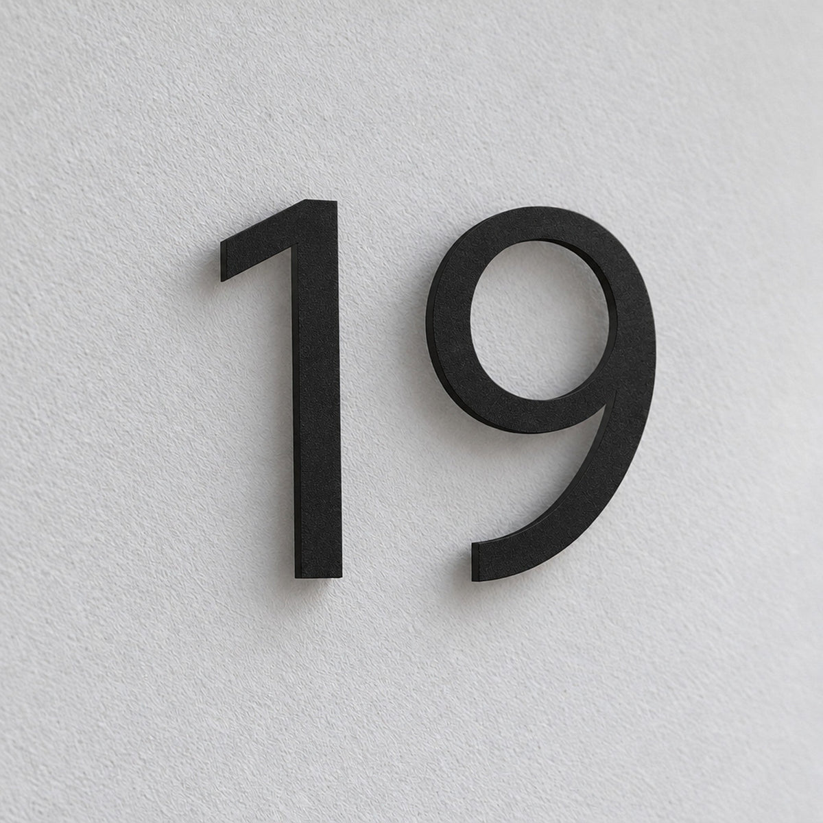 Număr de casă personalizat din inox – Număr de casă modern „19” în negru, prim-plan · MOHAVE