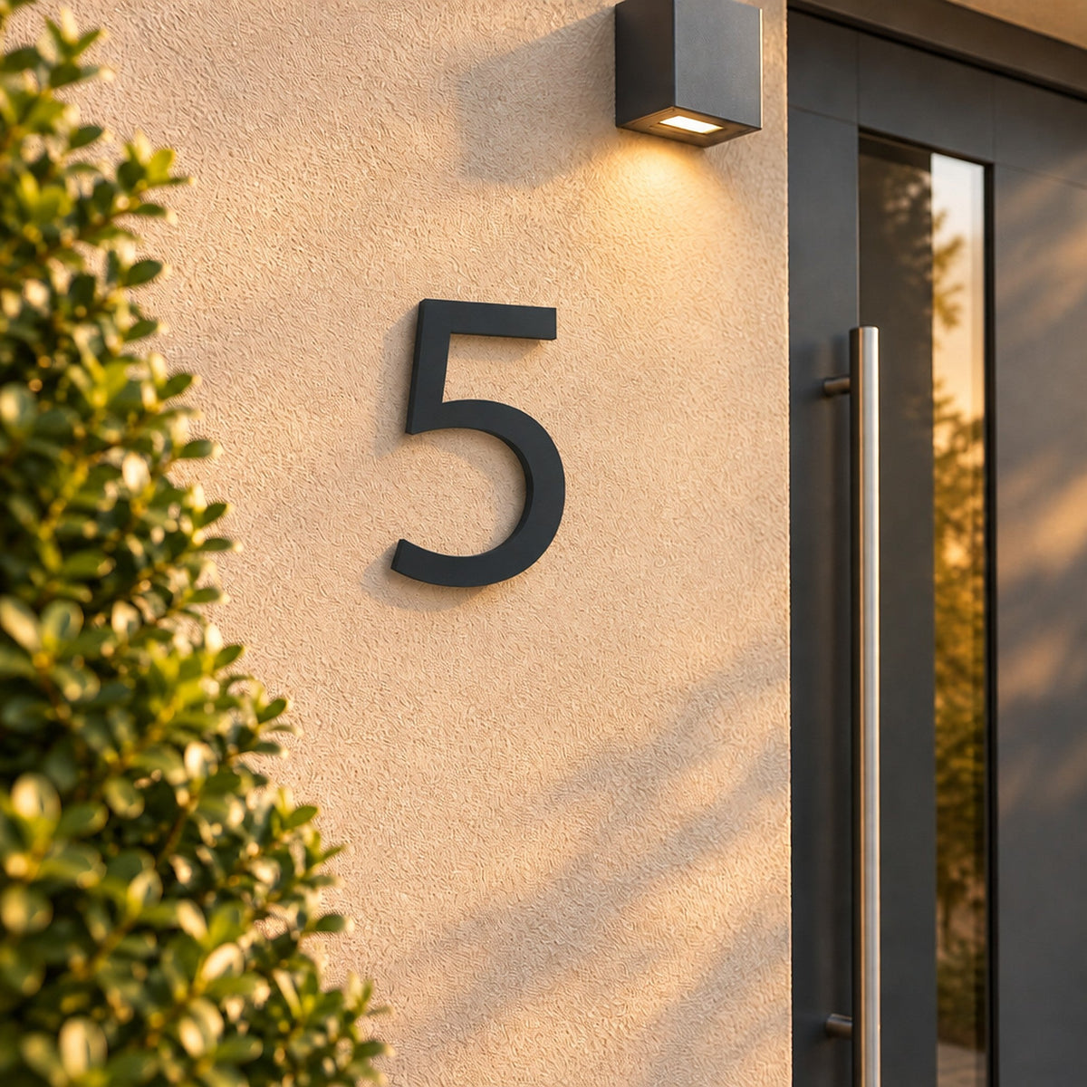 Număr de casă personalizat din inox – Număr de casă modern „5” în antracit, pe peretele casei · MOHAVE