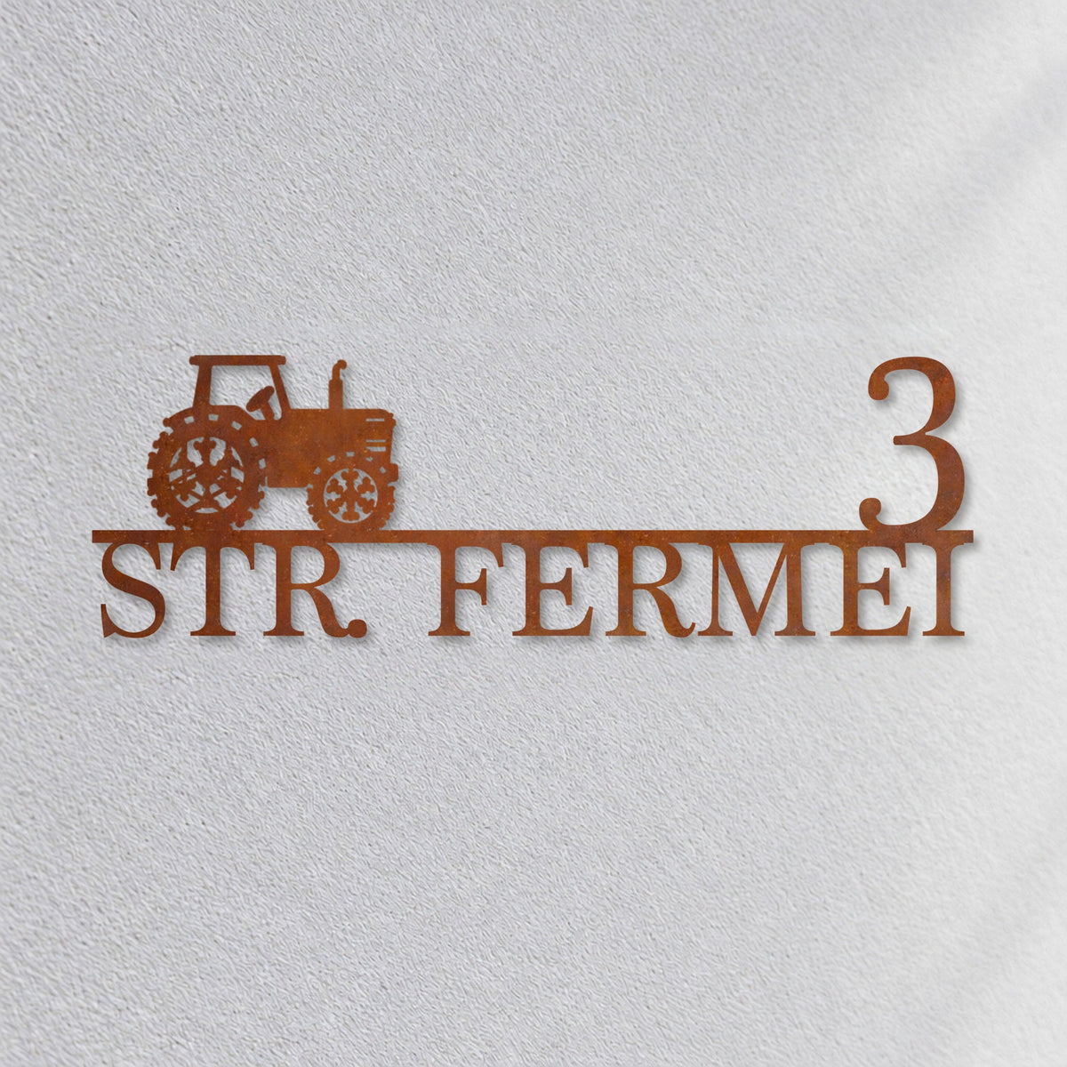 Plăcuță stradală cu motiv – tractor „Str. Fermei 3”, oțel Corten, prim-plan · MOHAVE