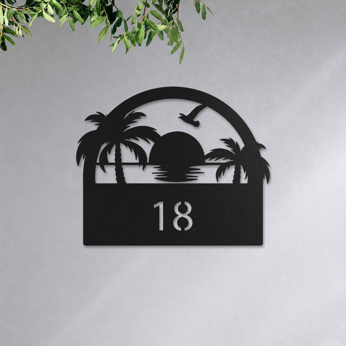 Plăcuță cu număr de casă din inox, personalizată – Plăcuță pentru casă cu apus de soare și număr „18” pe peretele casei, inox vopsit negru RAL 9005 · MOHAVE