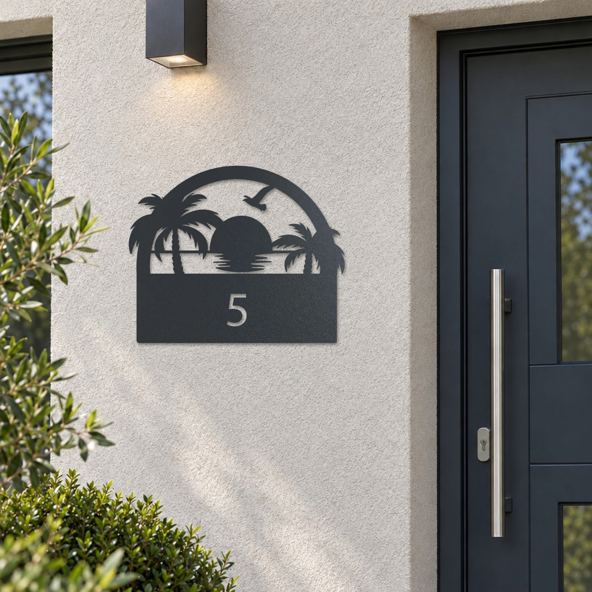 Plăcuță cu număr de casă din inox, personalizată – Plăcuță pentru casă cu apus de soare și număr „5” lângă ușa de la intrare, inox vopsit antracit RAL 7016 · MOHAVE