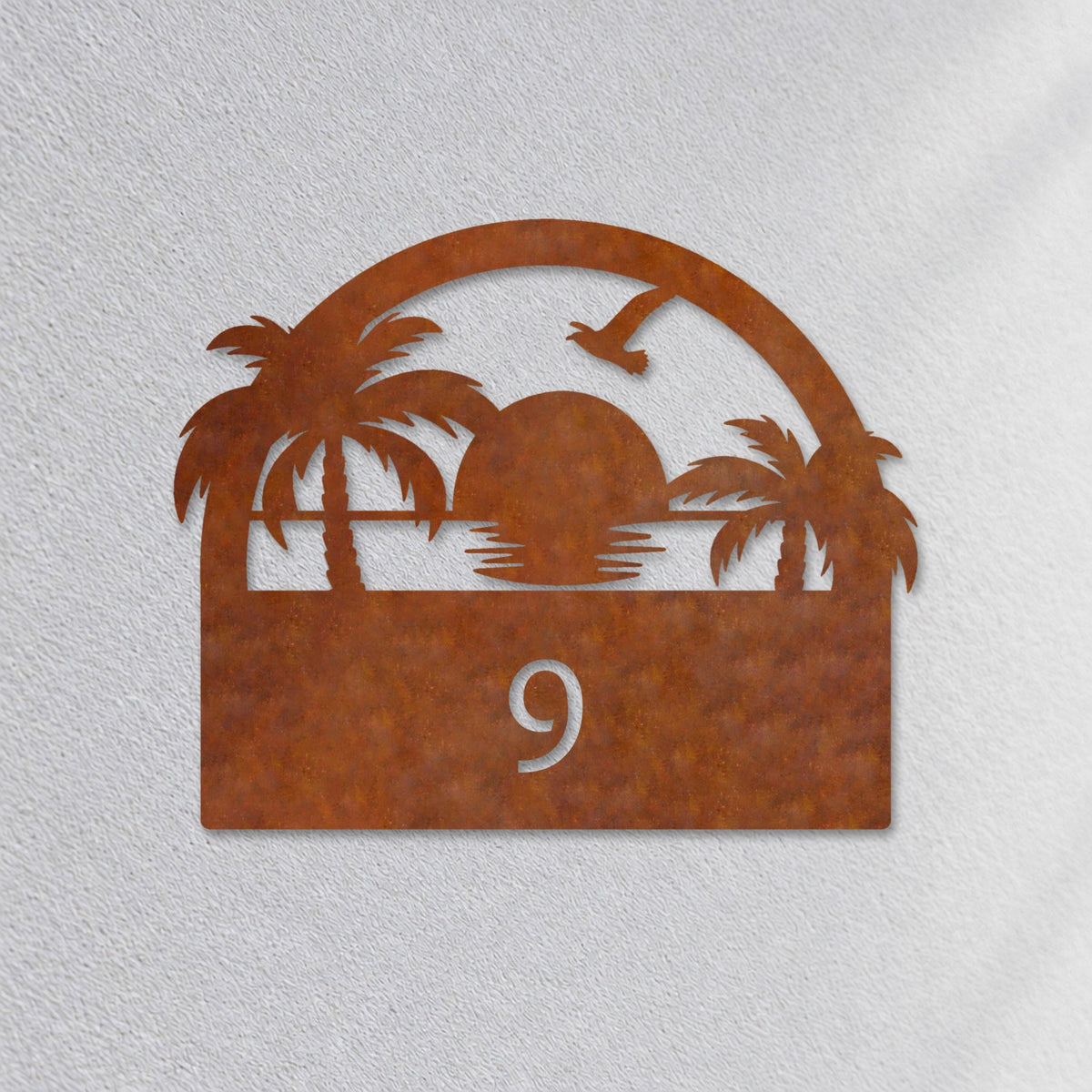 Plăcuță cu număr de casă din inox, personalizată – Plăcuță pentru casă cu apus de soare și număr „9” – prim-plan pe fațadă, oțel Corten · MOHAVE