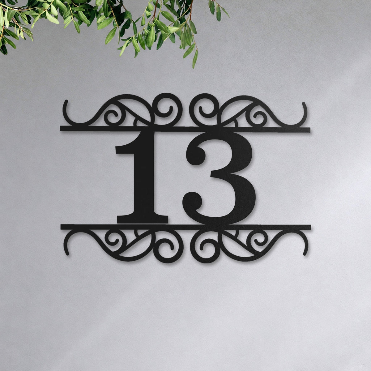 Plăcuță cu număr de casă din inox, personalizată – Număr de casă Ornamentat „13” pe peretele casei, inox negru RAL 9005 · MOHAVE