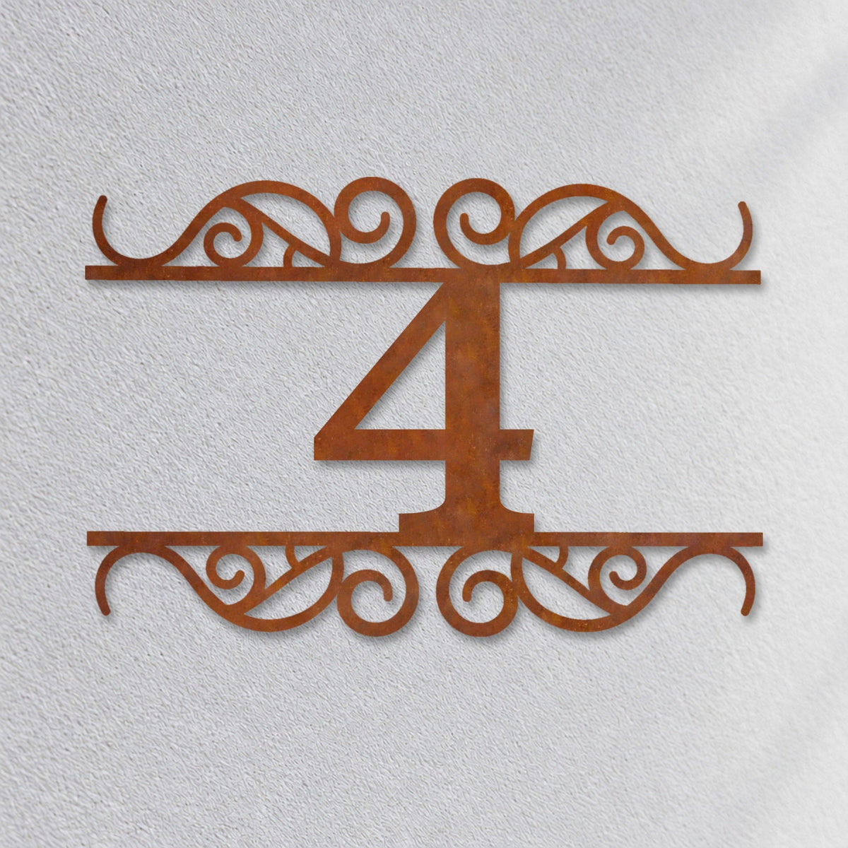 Plăcuță cu număr de casă din inox, personalizată – Număr de casă Ornamentat „4” prim-plan pe fațadă, oțel Corten · MOHAVE