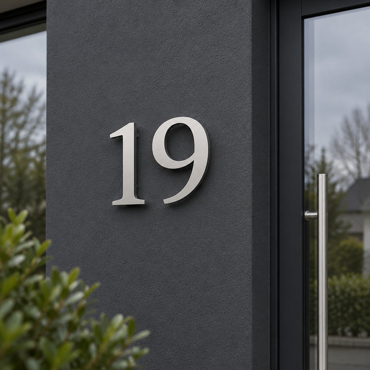 Număr de casă din inox, personalizat – Număr de casă atemporal „19” din inox satinat, pe peretele casei · MOHAVE